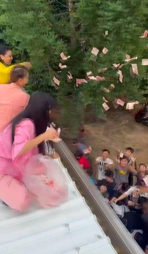 古坑廟宇灑錢大放送　民眾瘋搶天降八萬鈔票雨