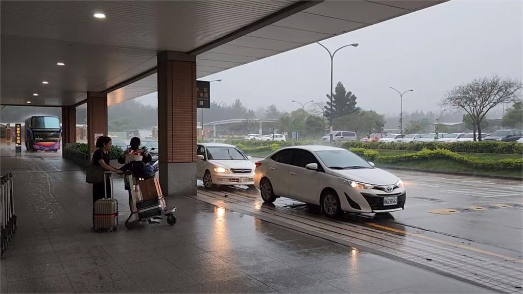 金門雷雨大水灌進廟裡　濃霧+雷雨影響機場關閉