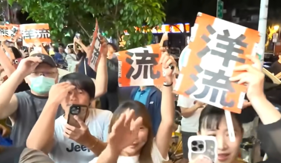 沈伯洋直搗「深藍票倉」拜票！夜市攤商感動曝：這2年人潮最多的1天