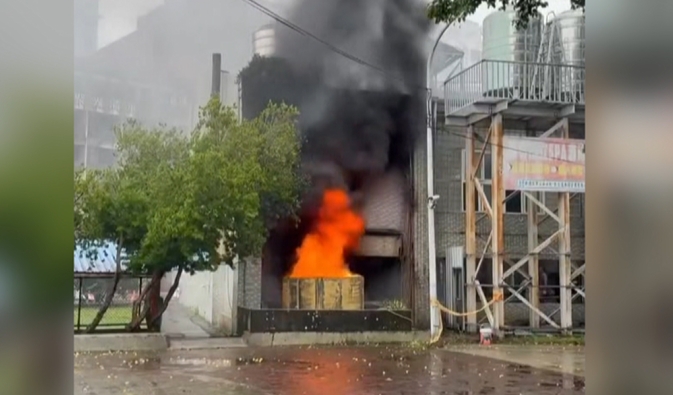 苗栗頭份泳池改建工程! 工人切割作業噴火花、鍋爐油槽突竄火