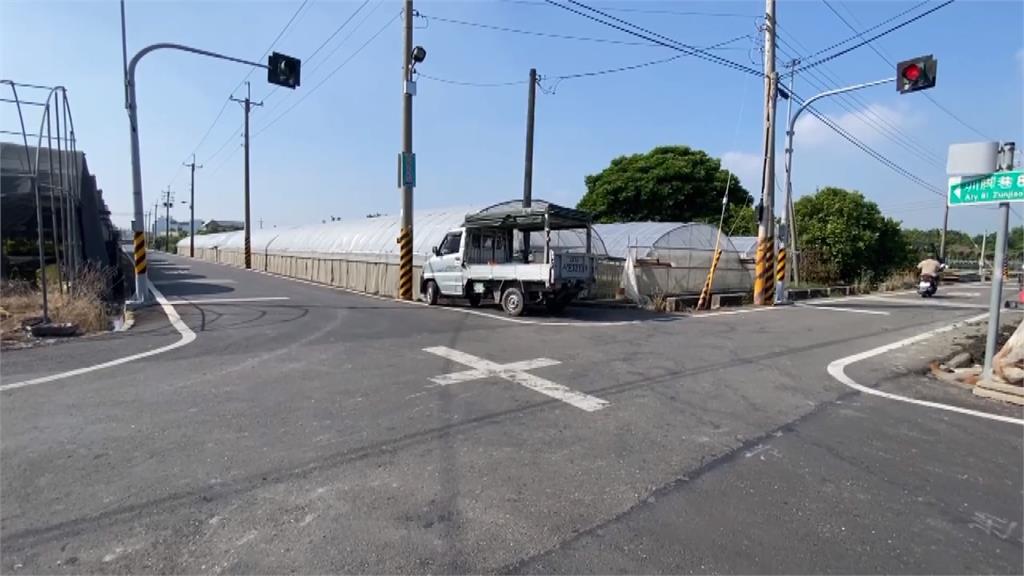 彰化永靖閃燈路口汽機車碰撞 79歲女騎士被撞卡車底傷重亡