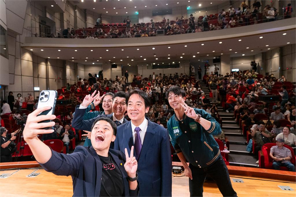 快新聞/賴清德現身苗博雅Podcast直播 提「民主大聯盟」共同承擔台灣責任
