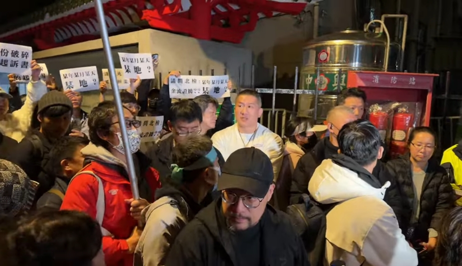 起訴柯文哲/館長直播「不到半小時」現身法院外!警方廣播:不要在這發表演說