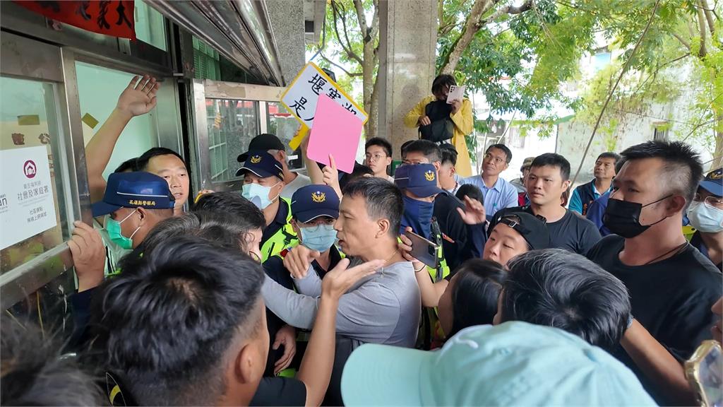 傅崐萁光復辦重建座談會 大批災民被擋 議長張峻踢桌