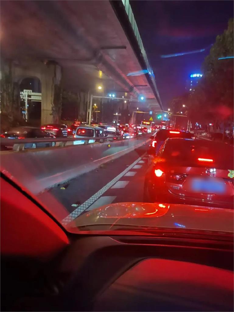 武漢封城!居民「連夜逃難」車潮綿延數十里 崩喊:喪盡天良的人禍