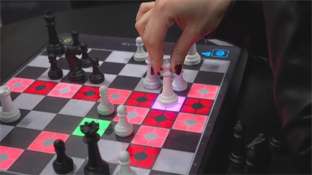美國推出AI西洋棋盤　人工智慧教下棋
