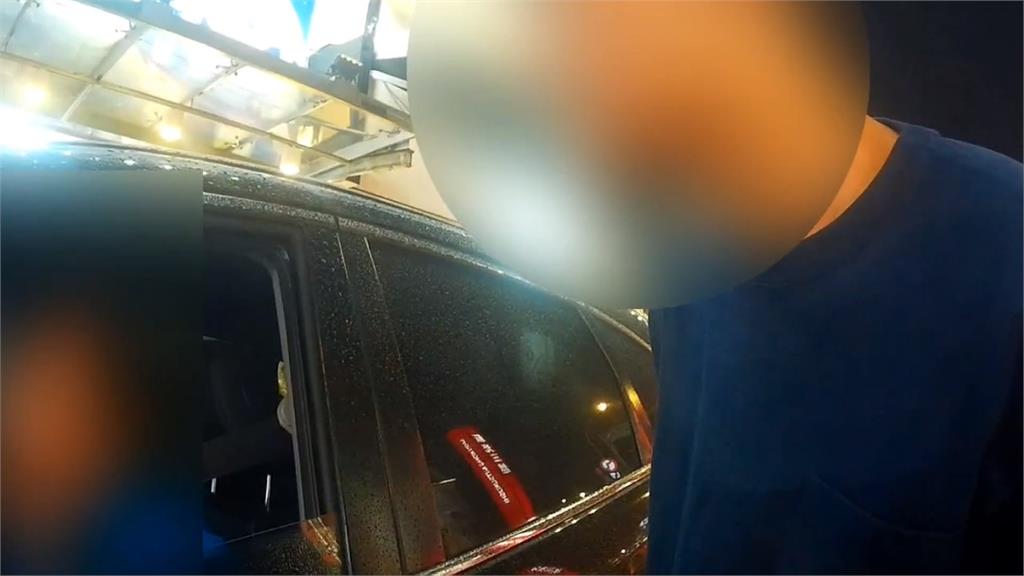 行車糾紛不滿"被插隊" 街頭男子持球棒砸車