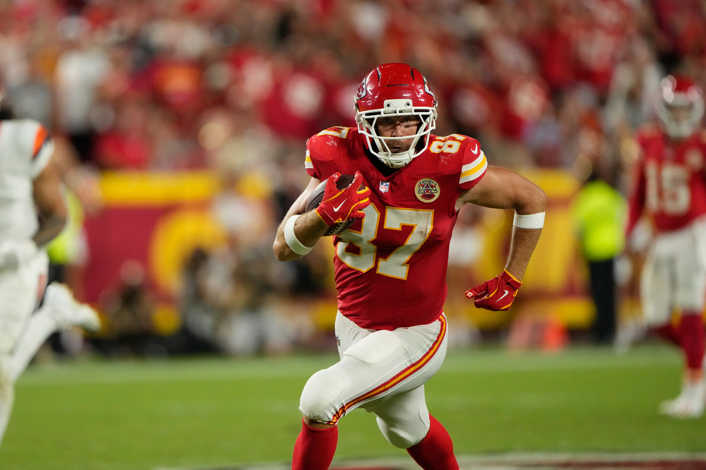 NFL(影)／酋長主場開幕戰有巨星烘托！泰勒絲婚後首度現身球場還有不老男神陪伴