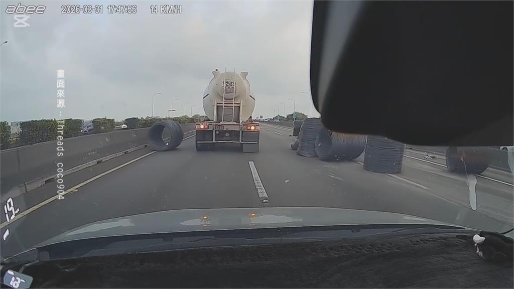 拖板車國道鬼切撞護欄！　１２捆金屬線圈掉落駕駛竟落跑