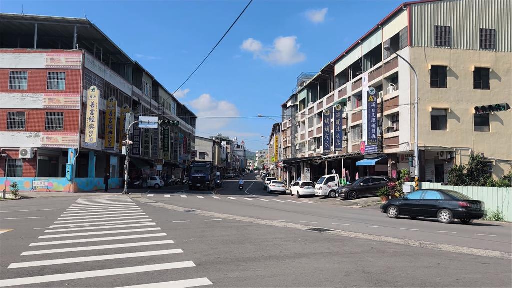 不當身教!家長接小孩放學 竟牽車違規穿越馬路