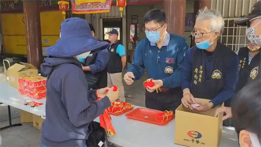 車城福安宮發平安錢母　信眾清晨大排長龍領取