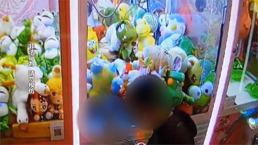 臨江街夜市娃娃機竊盜案　少年用「軟骨功」得手大型玩偶