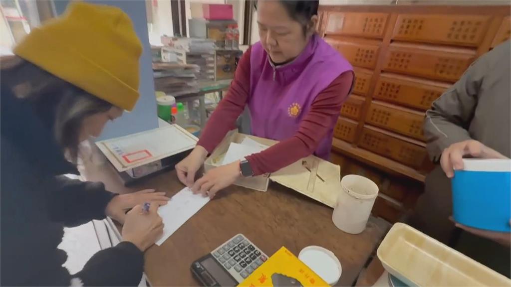 高美濕地50年中藥行身兼郵政代辦所　服務地方鄰里