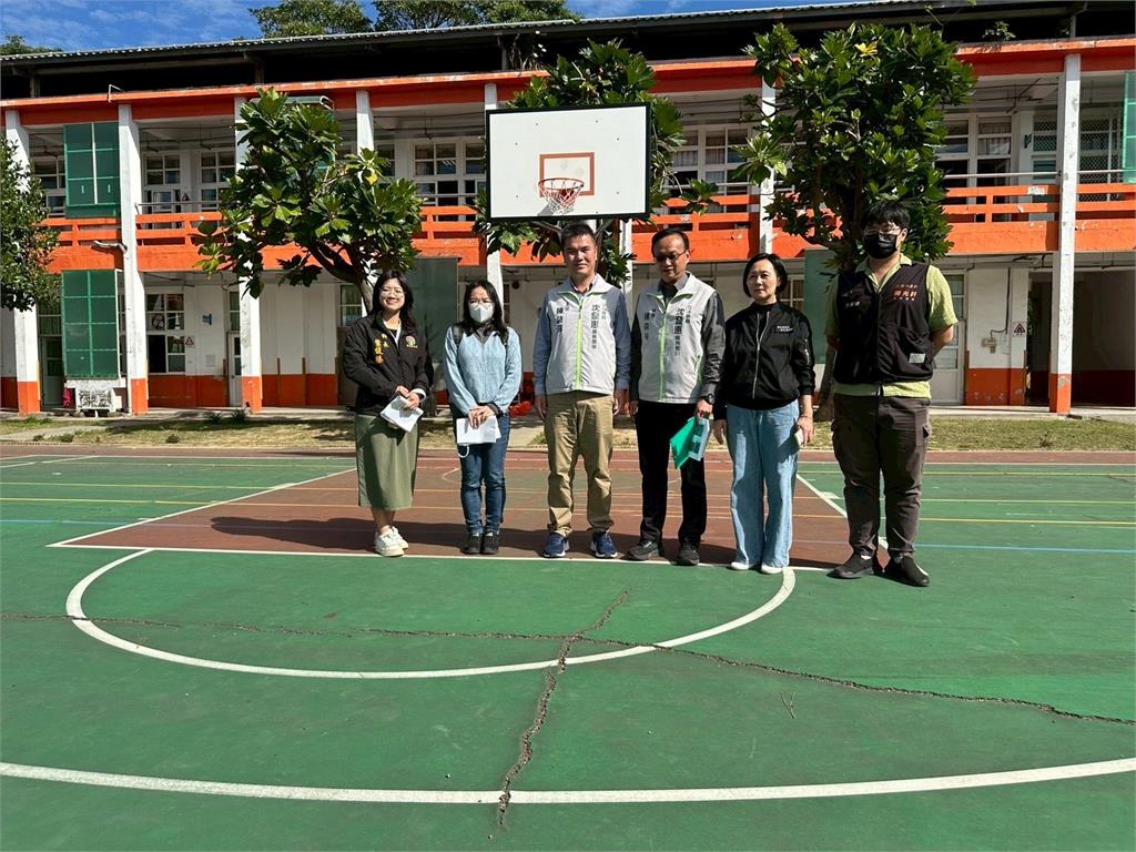 快新聞／頭份僑善國小球場破損嚴重　沈發惠邀集各單位現勘：持續向中央爭取經費