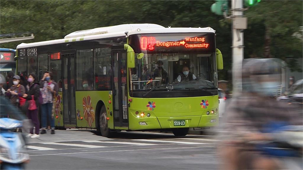 通勤族福音! 2026雙北公車可刷乘車碼. 悠遊聯名卡自動加值