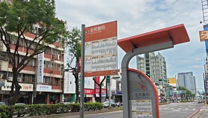 女搭公車突身體不適 暖心司機揹乘客赴診所就醫