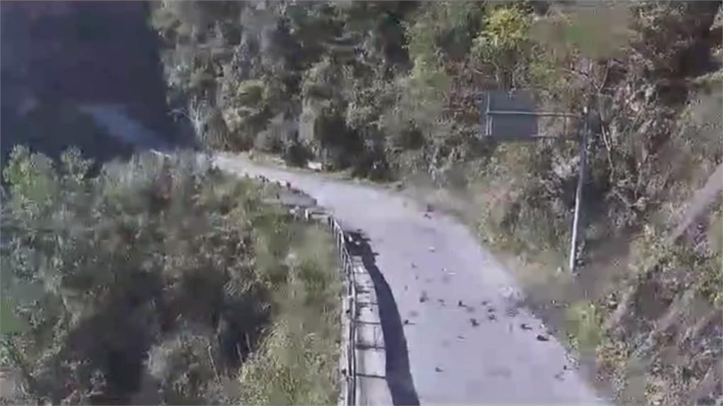 地震釀中橫便道落石砸中貨車 駕駛頭部重傷昏迷指數3