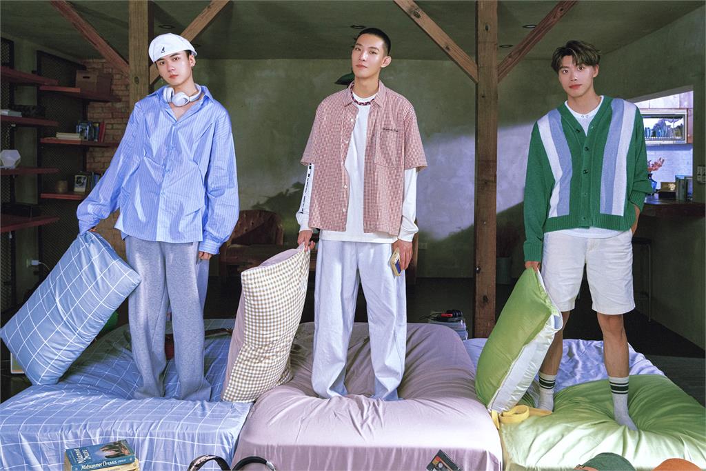 快新聞/〈快樂的一天〉MV幸福躺床拍 Ozone「3人小分隊」全新單曲上線