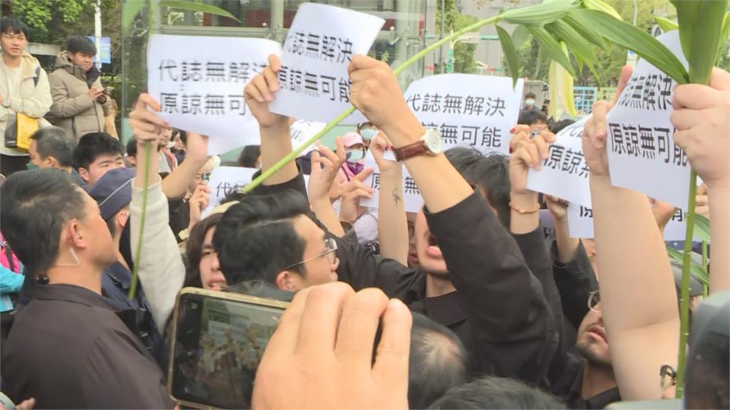 快新聞／蔣萬安出席228紀念會　民眾舉牌：蔣介石是殺人魔王、蔣家人滾出台灣