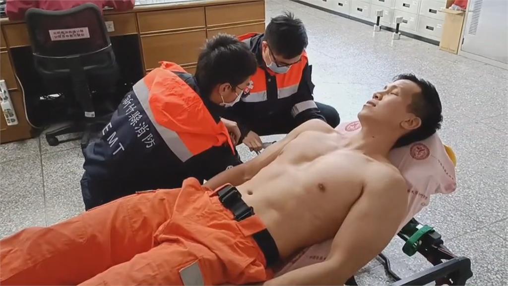 消防隊員示範教學心電圖機 歪樓...「厚實胸肌」變焦點