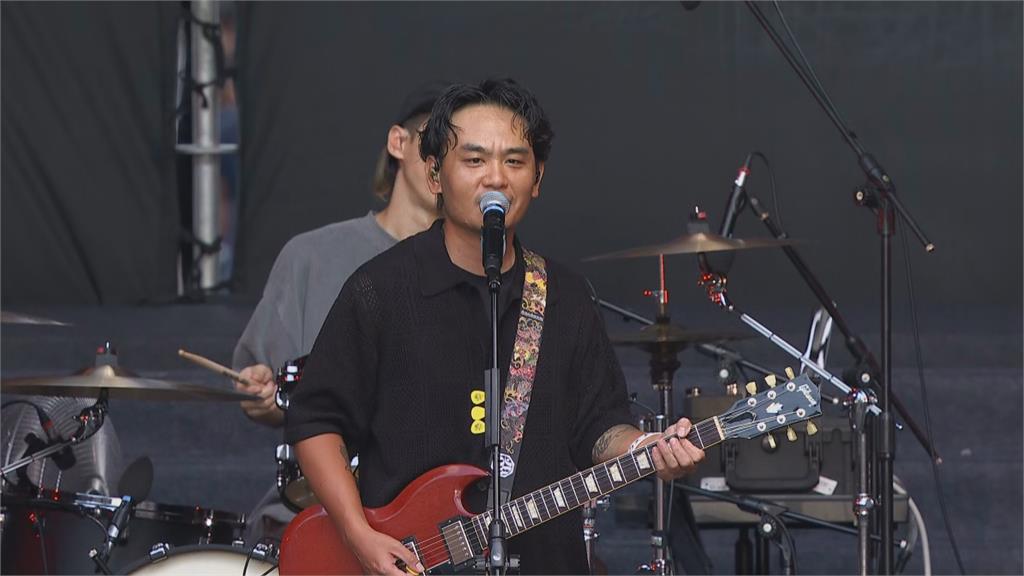 快新聞／滅火器開唱挺沈伯洋！現場人潮「拉起1巨大布條」　感人畫面全曝光