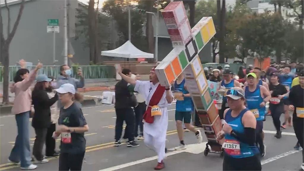 高雄馬拉松第二日 運發局長"撩落去"跑半馬完賽