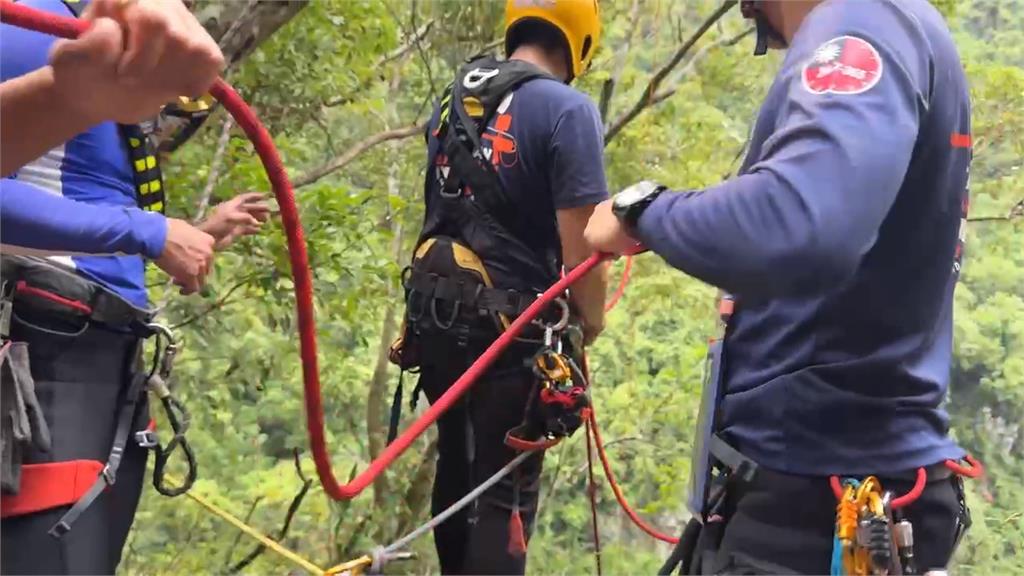 遊客「上山撿石」遇豪雨受困　消防隊救援卡關遞物資救急