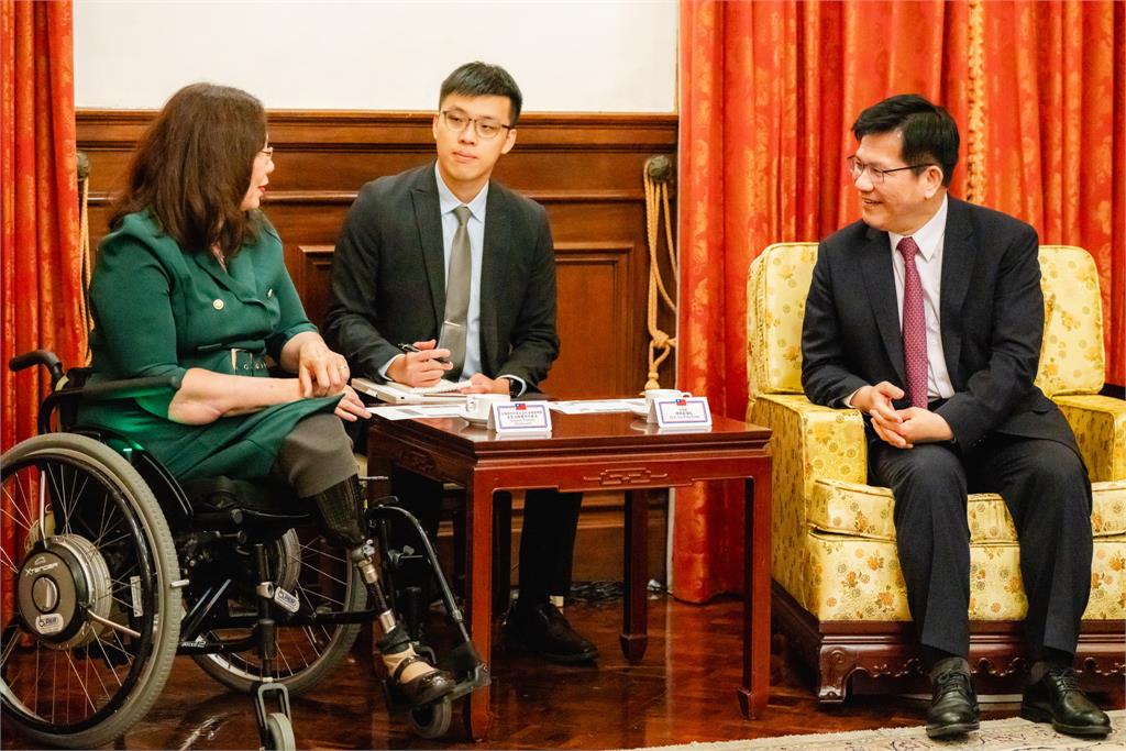 快新聞/美參議員達克沃絲來訪 林佳龍「粽子乾杯」提前歡度端午