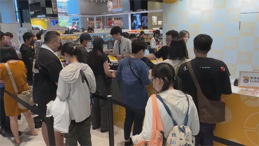 新光三越小北門店試營運人潮爆! 民眾前一晚就來排隊