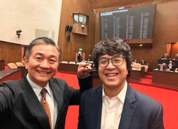 沈伯洋「電話遭狂call半年」爆炸頭突消失!她PO對比照:說服自己…