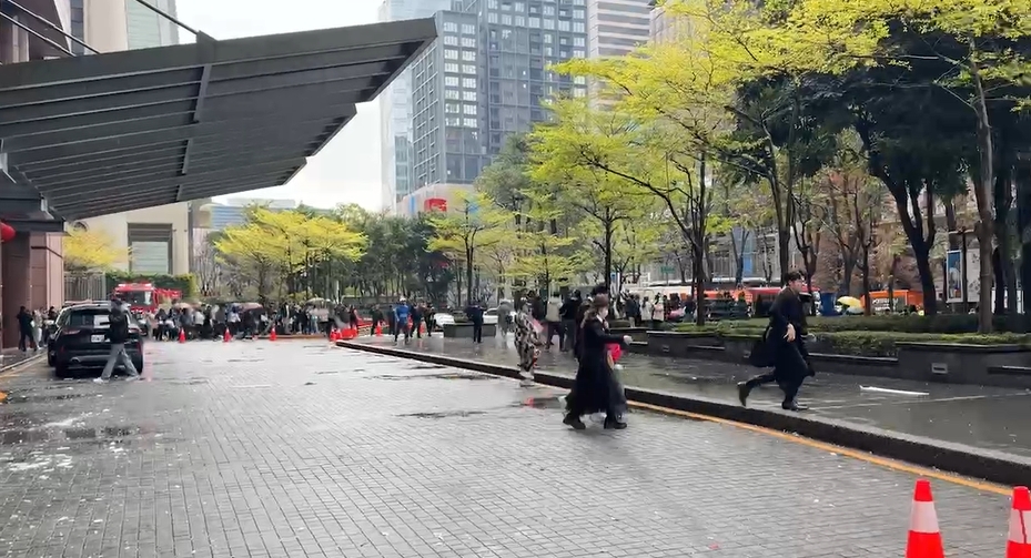 快新聞/新光三越台中店疑氣爆! 「窗戶噴飛至台灣大道」爆炸瞬間曝光