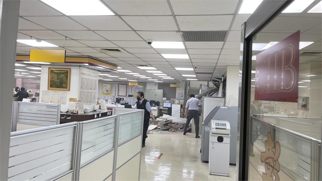 最新／內部畫面曝光！三立採訪車失控撞進彰化銀行內　磚牆倒塌、10人受傷送醫