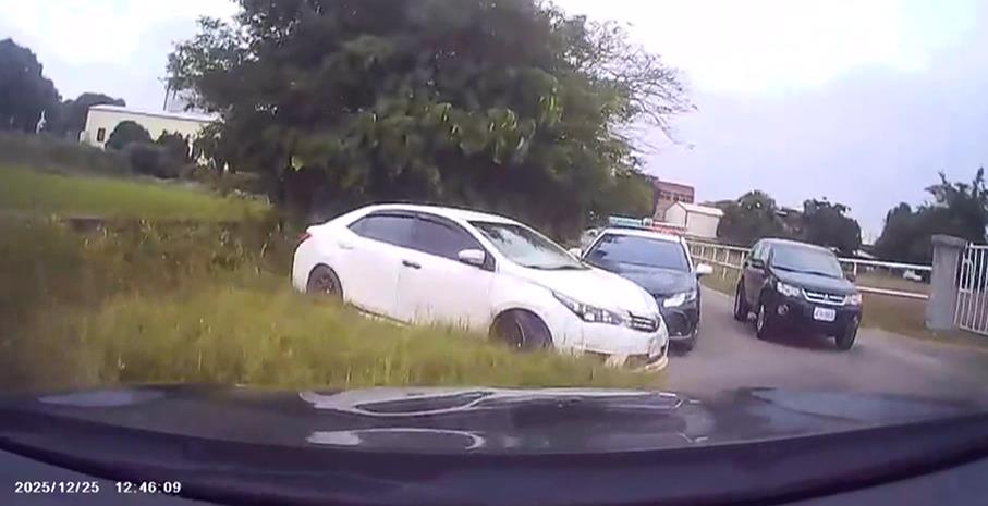 耶誕節不平靜！男持槍拒檢狂逃　警開10槍圍捕逮人