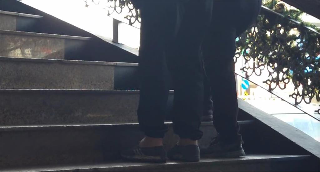 台中某處影城驚見「小強亂竄」　民眾驚呼PO網