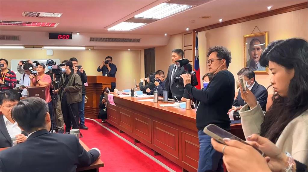快新聞/憨川、咆哮昌坐對面!綠欲換他入這委員會受阻 與藍委吵成一團