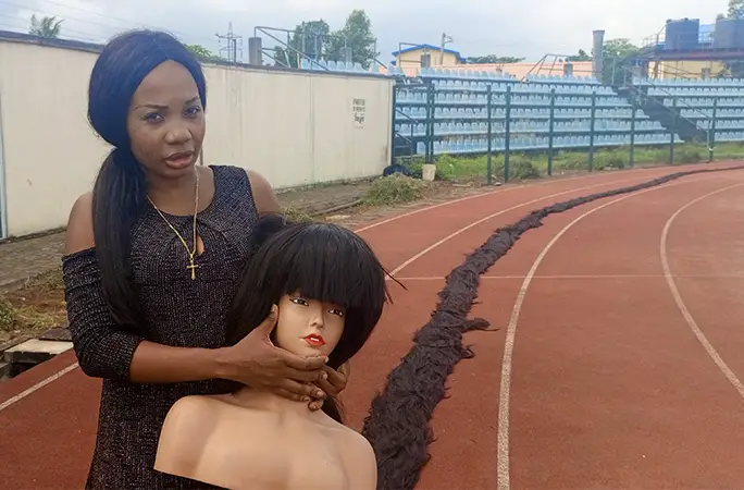奈及利亞婦女親手製作「351.28公尺假髮」！寫下金氏世界紀錄