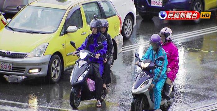 她穿雨衣騎車「裡外濕透透」超崩潰　內行人曝1方法：淋雨環島全身乾！