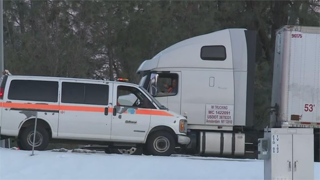 加州大風雪數百輛卡車困 司機怨4天沒洗澡