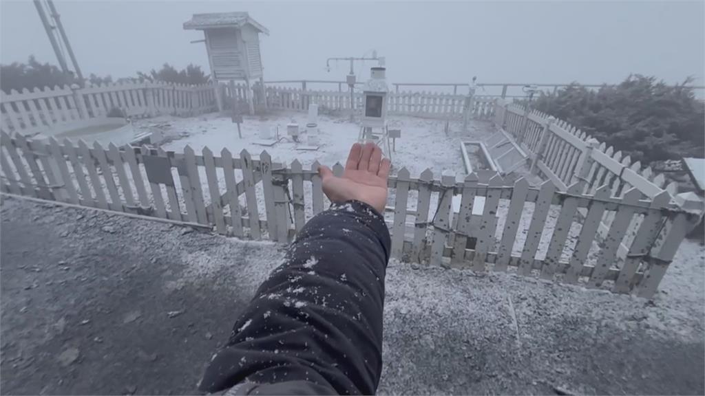 4月降雪奇景！玉山北峰積雪2公分　呈現銀白夢幻美景
