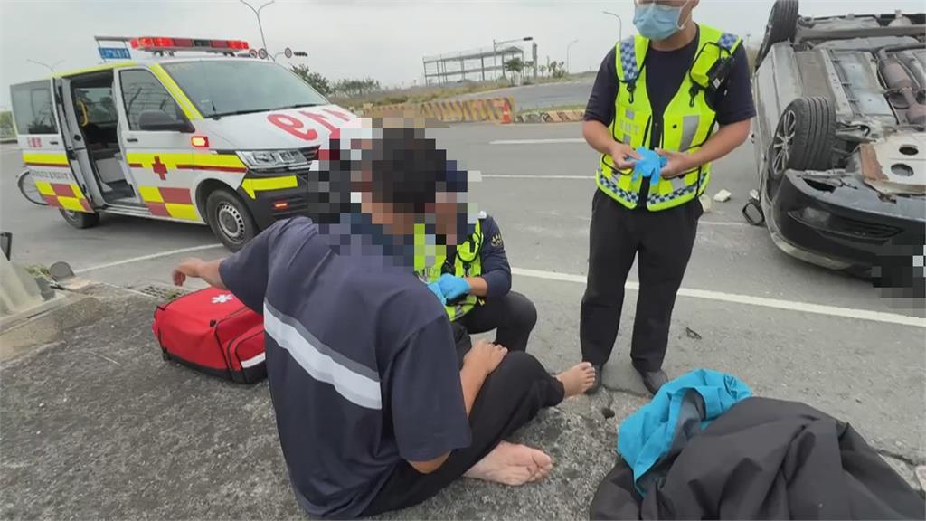 嘉義高鐵大道自撞車禍 熱心自行車騎士停路中協助疏導交通