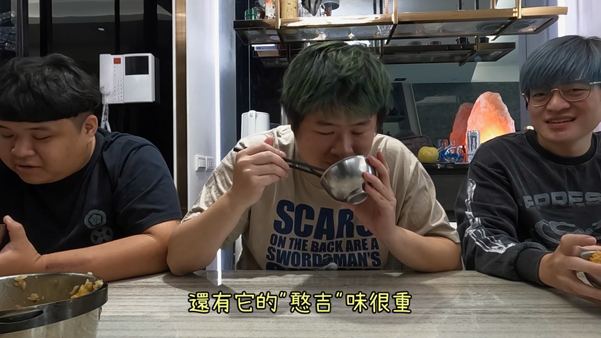 網路盛傳黑暗料理!他挑戰速食套餐混白飯 賣相不佳味道卻超反轉