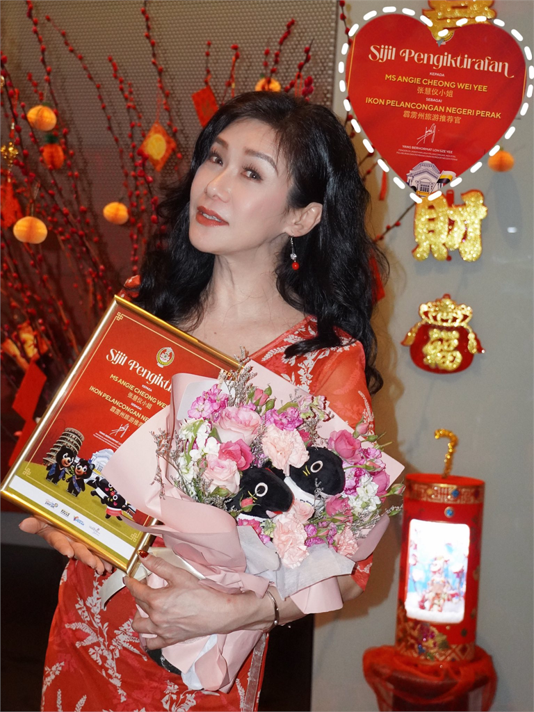 張慧儀重返家鄉，21歲養子曝光，這份「沉甸甸」責任背後全是？