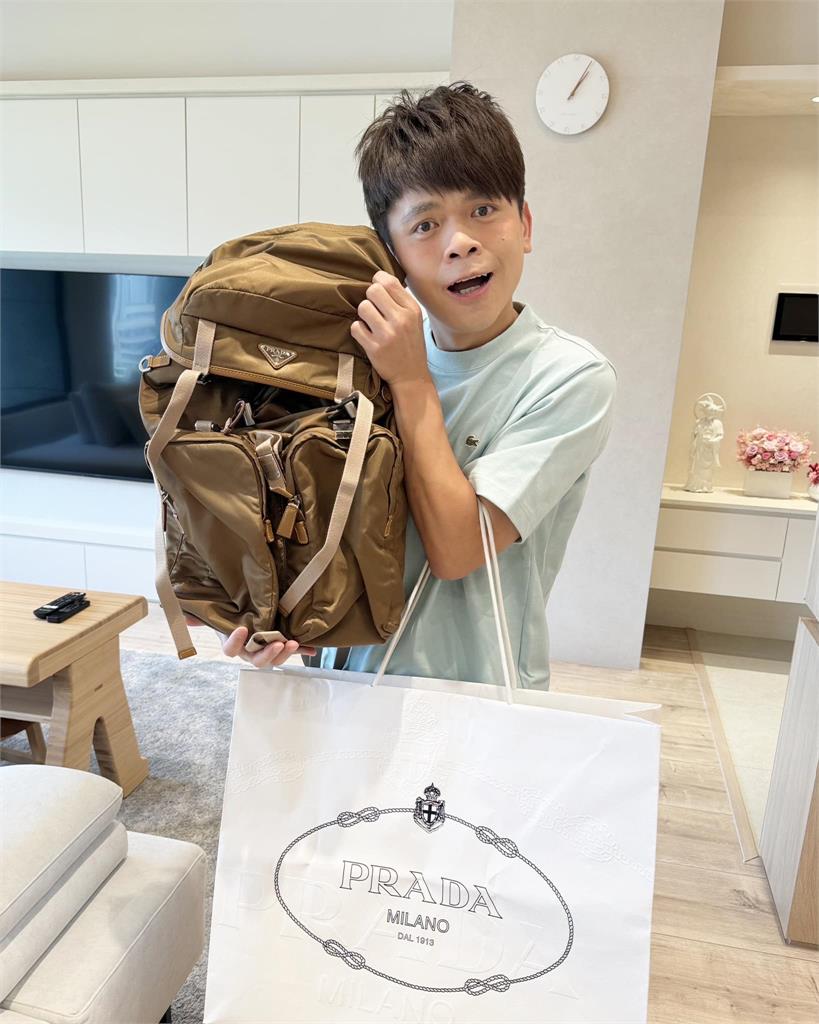 蔡阿嘎拍片16年收「第1顆精品包」!淚PO文諷蘿拉:買超多但我不知道