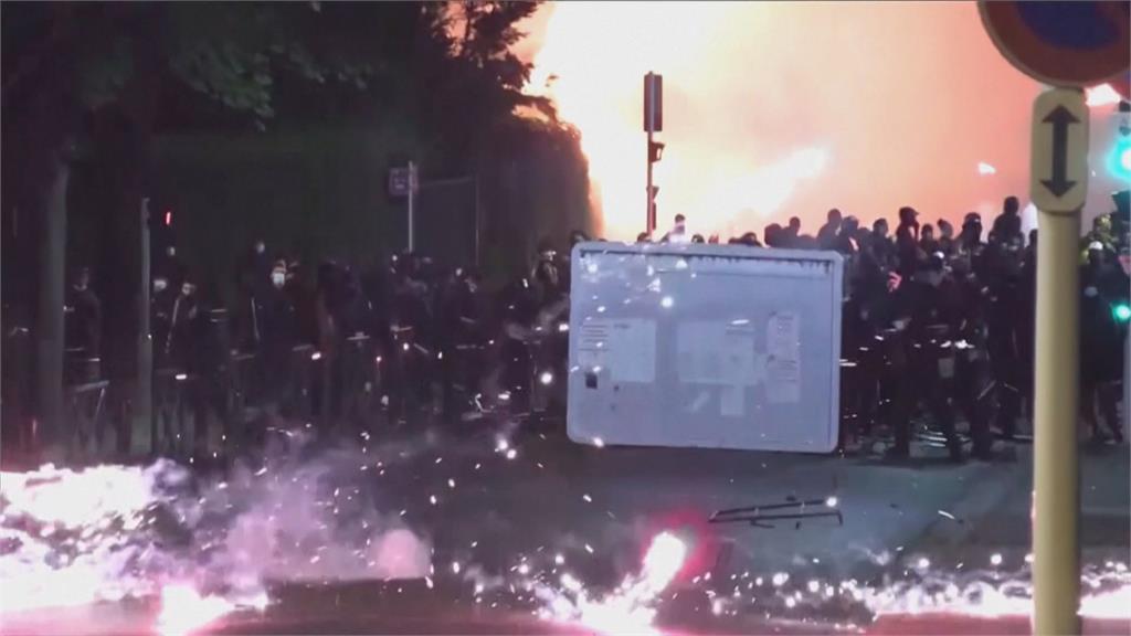 巴黎又燃燒！郊區市鎮宣布宵禁　馬克宏召開緊急會議譴責暴力