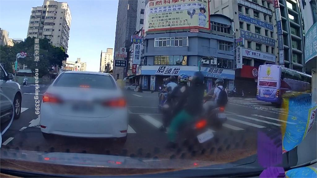 超車不慎釀意外？　轎車國道"狂翻3圈"驚險畫面曝