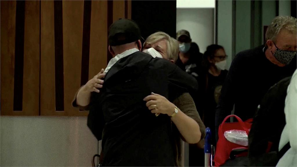 入境免隔離！紐西蘭睽違2年重啟國門　親人久別重逢機場相擁落淚畫面曝