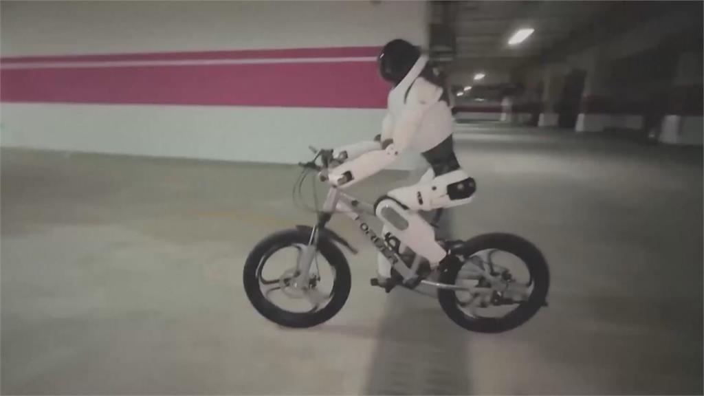 中國推出多才藝機器人 騎車陪聊沒問題 連續後空翻也行