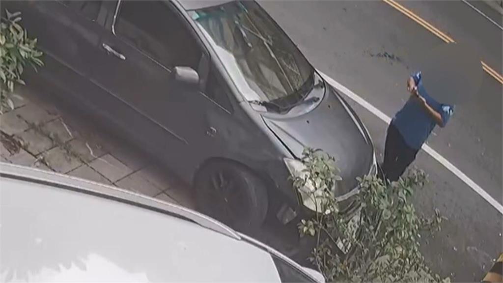 高雄駕駛邊開車邊吃 車輛失控直衝民宅 撞擊1車波及3機車