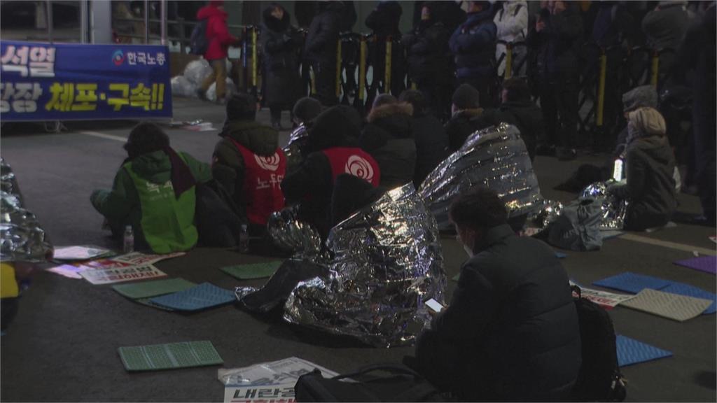 南韓檢調「二逮尹錫悅」 官邸外兩派人馬示威叫囂