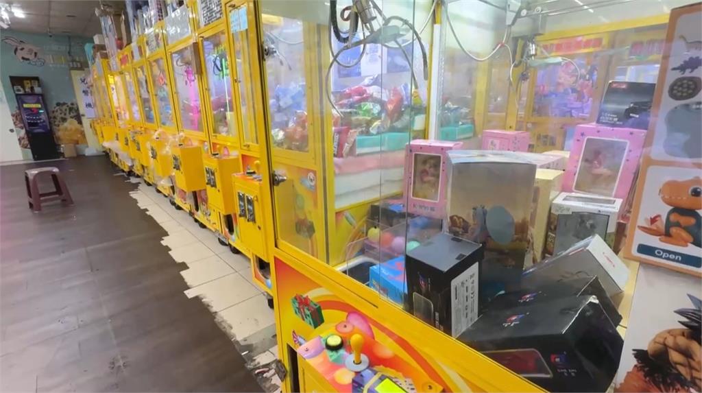 夾娃娃機店亂象多! 保夾金額遠超過法定價、放置成人用品